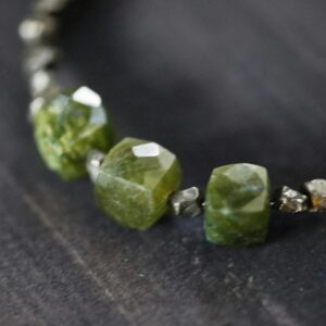 Detalhe de pedras verde-limão de peridoto em um fio